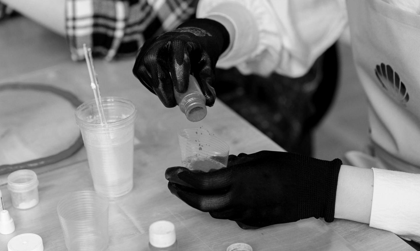 Strumenti tradizionali per disegno di ritratti disposti su tavolo da lavoro