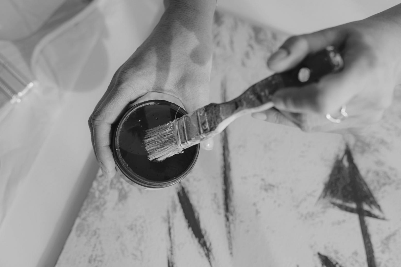 Studio di disegno con matite e schizzi di ritratti