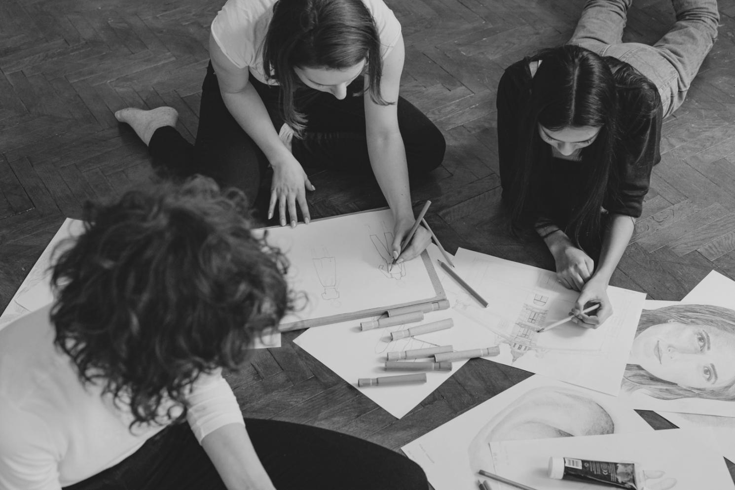 Configurazione workspace per disegno digitale con tablet grafico e monitor calibrato