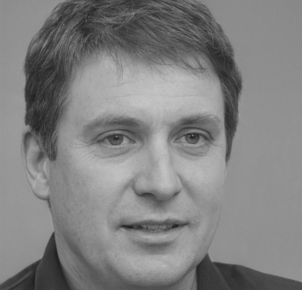 Ritratto di Luca Santangelo, esperto di configurazioni tecniche per arte digitale